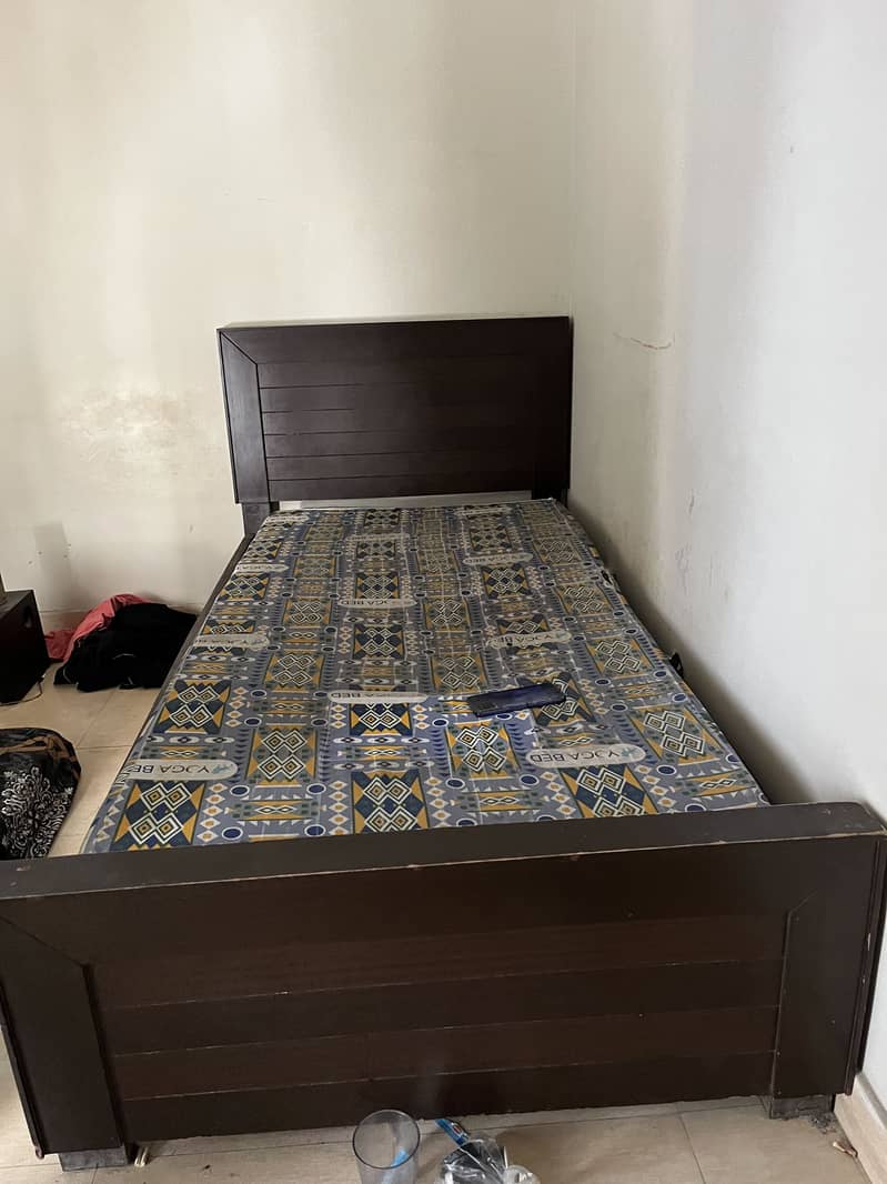 2 single beds with side table 0