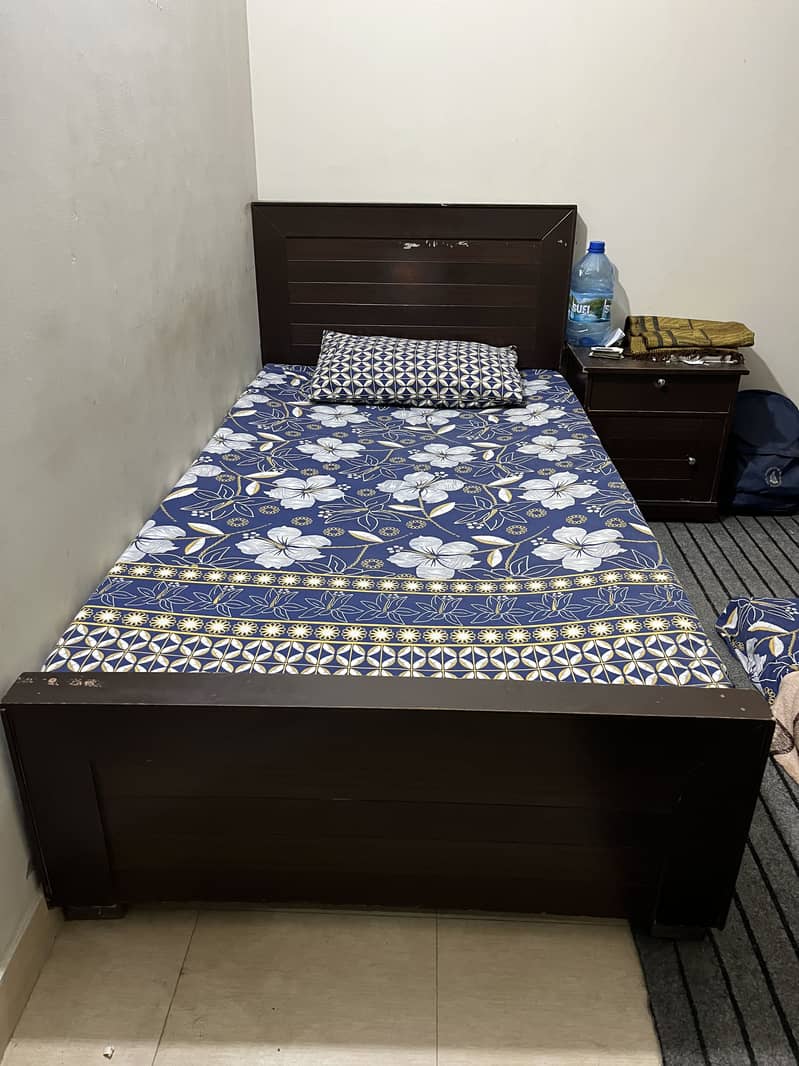 2 single beds with side table 1