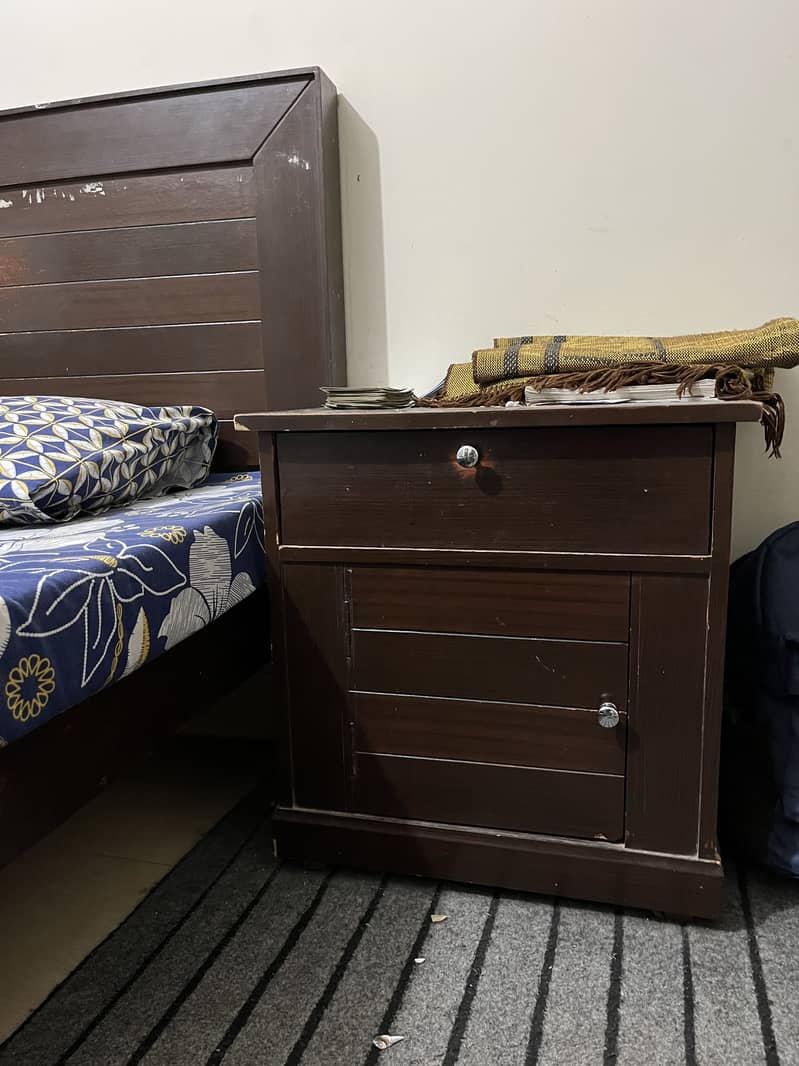 2 single beds with side table 2