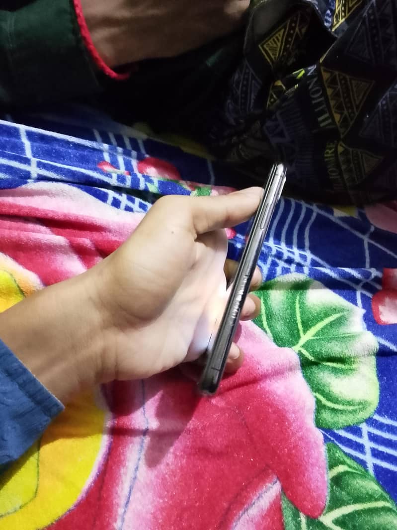 Apple iPhone X 4