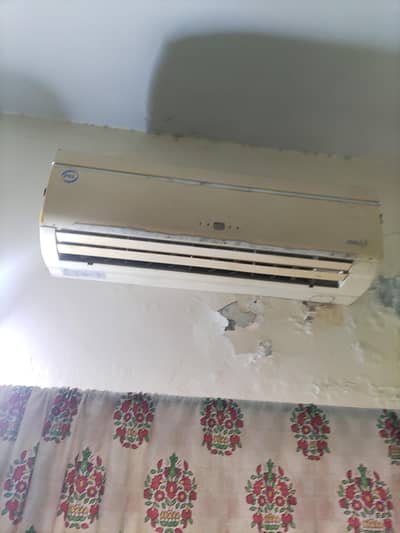 Dawlenlce 1 ton split ac in good and working condition.