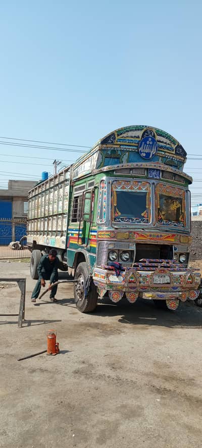 6 wheeler truck urgent for sale
