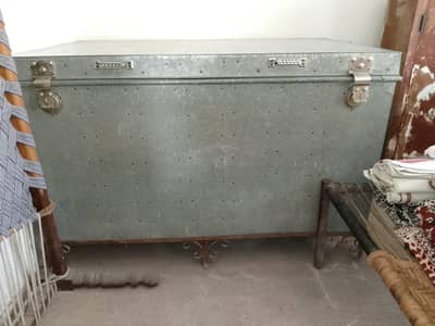 petti Large size 5.3 feet , good condition. . .