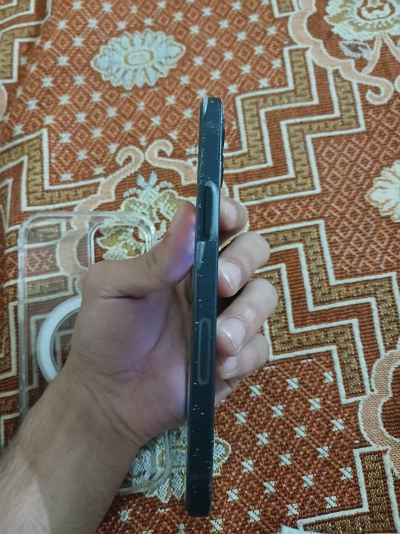 Apple iPhone 12 4