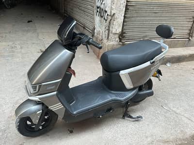 revoo electric scooty available A12