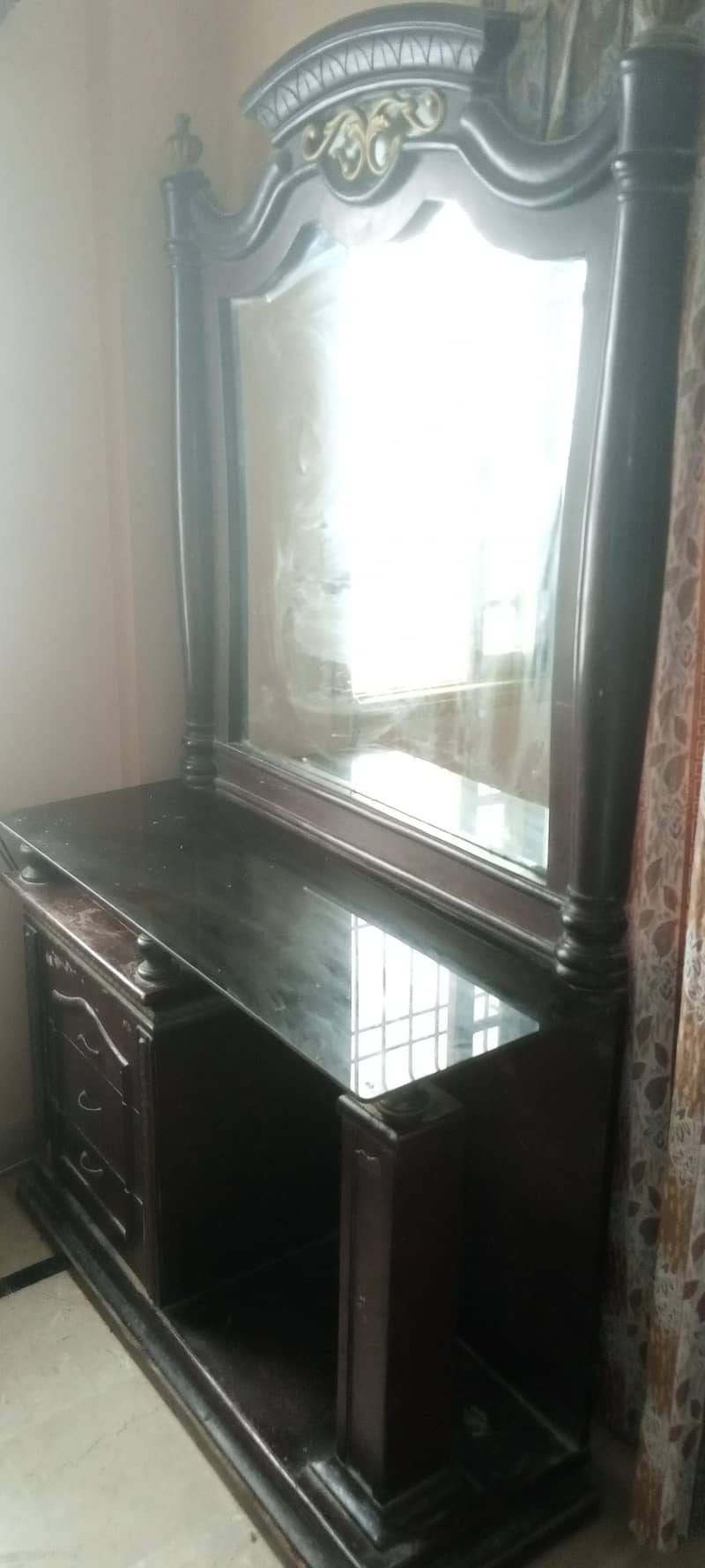 Brown dressing table 0