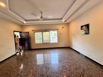 Unfurnished room available for rent in E11 2 ground floor