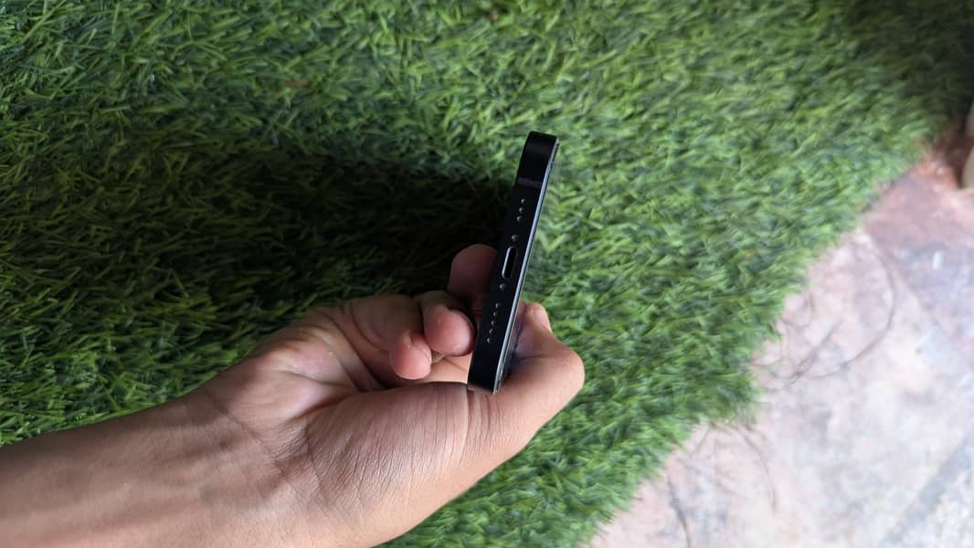 Apple iPhone 13 2