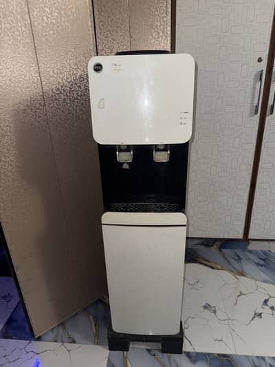 Pel water dispenser