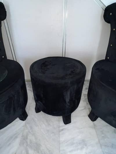 bedroom chairs with coffee table