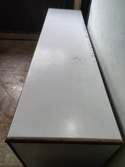 kapre ki shop k lia table available ha