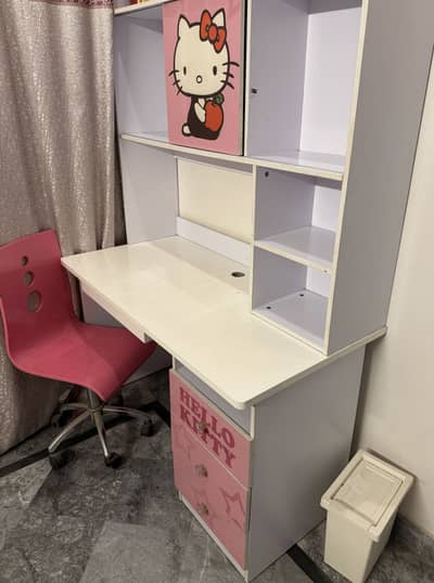 Hello kitty study table