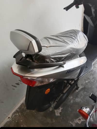 Road king electric scoty