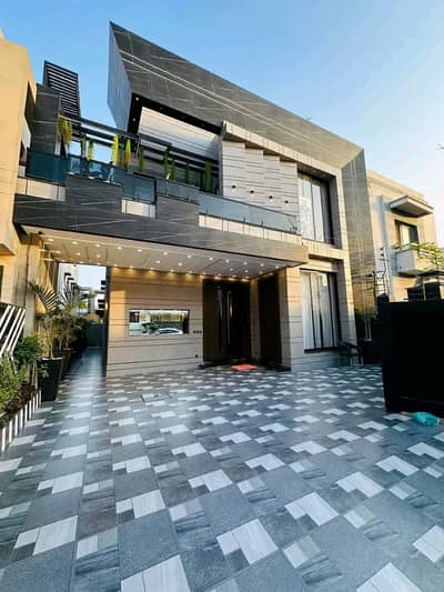10 Marla Luxury House is Available for Rent in Bahria Town Lahore