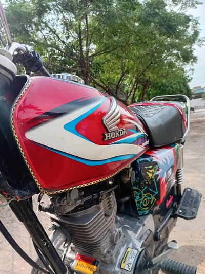 Beautiful bike full pack engine also old is gold