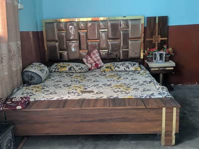 (Complete Bedroom Set for Sale Bed, Wardrobe, Showcase , Side Takes )
