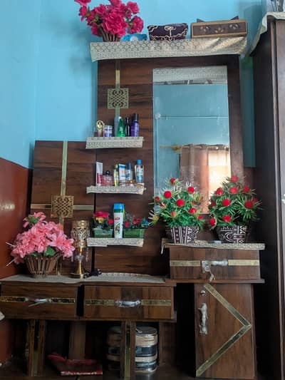 (Complete Bedroom Set for Sale Bed, Wardrobe, Showcase , Side Takes )