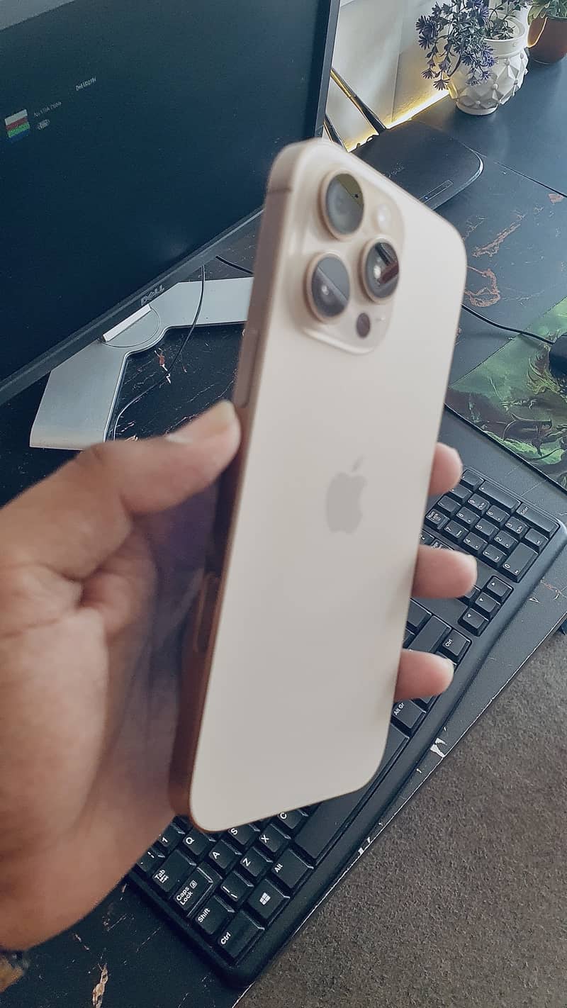 Apple iPhone 16 Pro Max 4