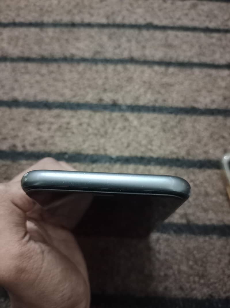 iPhone 11 4