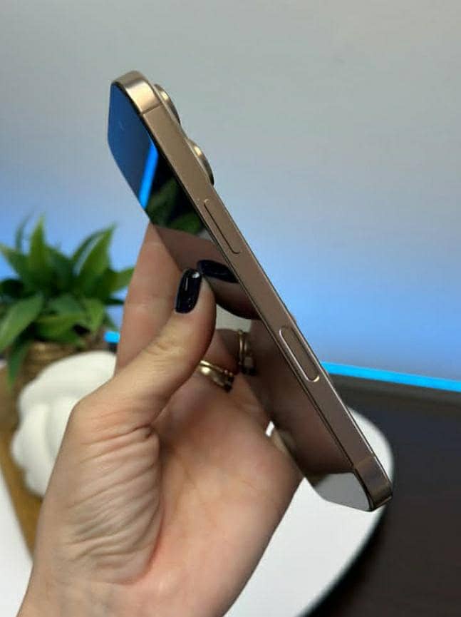 iPhone 16 Pro 2