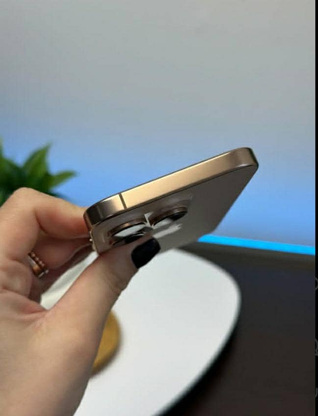iPhone 16 Pro 3
