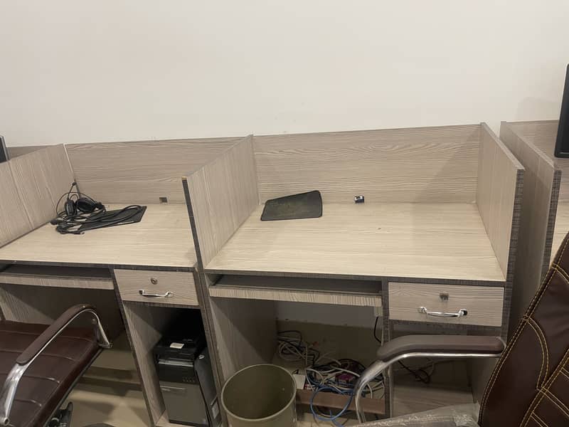 Office workstation table 0
