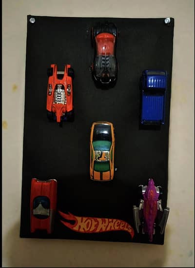 HOT WHEELS CAR FRAME WITH 6 HOT WHEELS