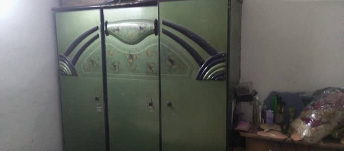 Almari for sell with table