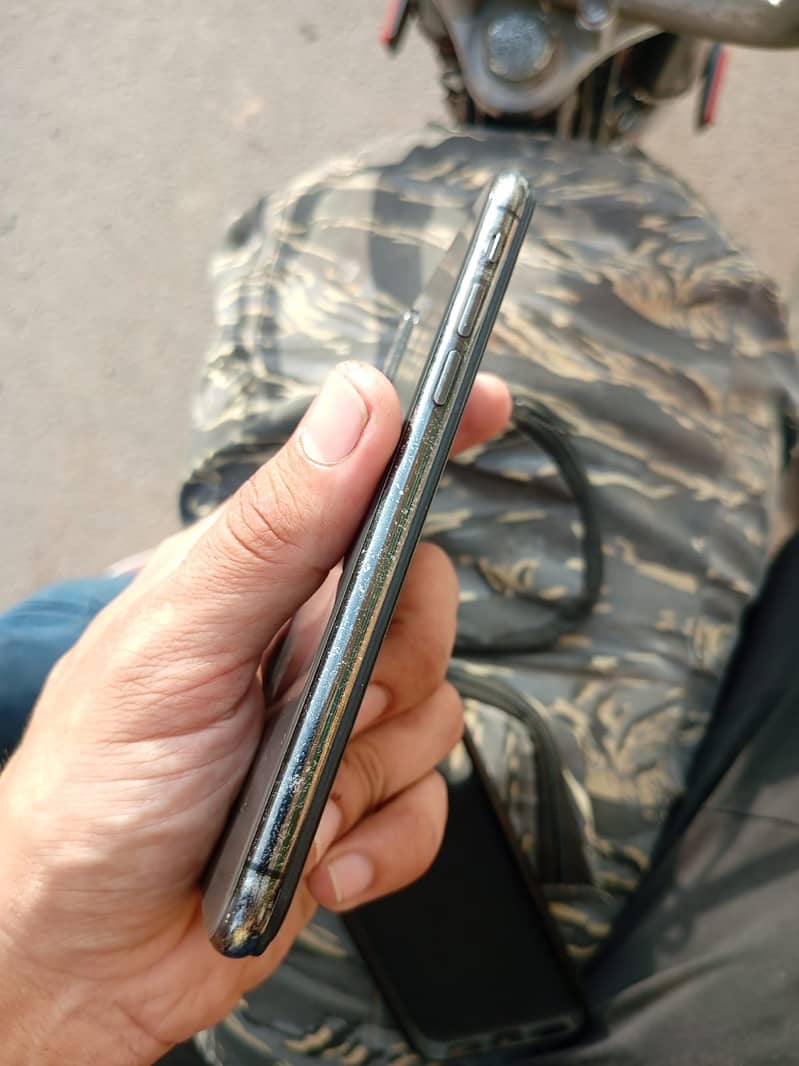 Apple iPhone X 4