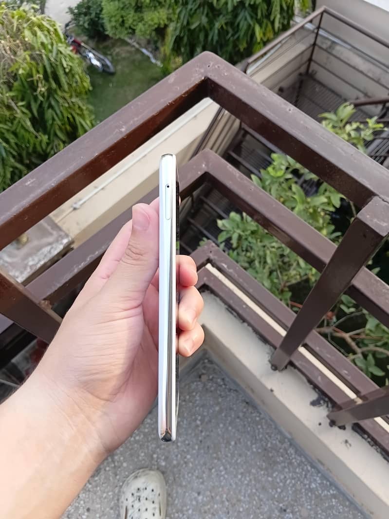 Sharp Aquos R2 2