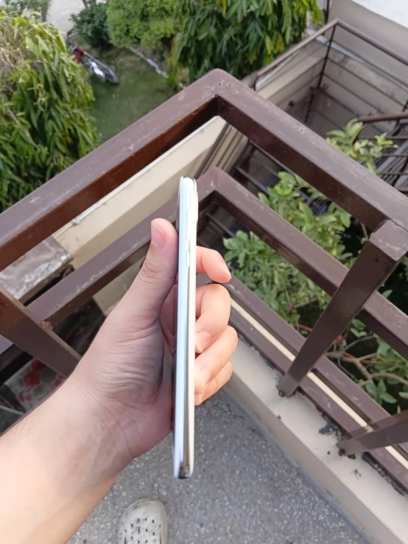 Sharp Aquos R2 3