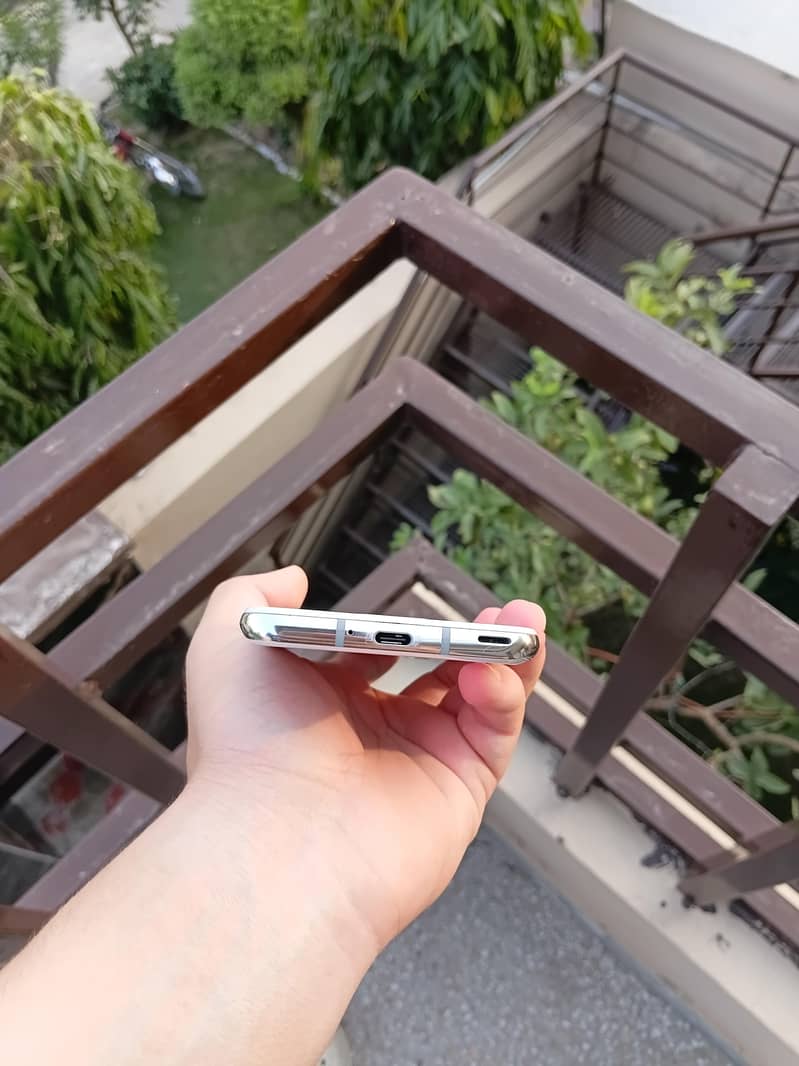 Sharp Aquos R2 4