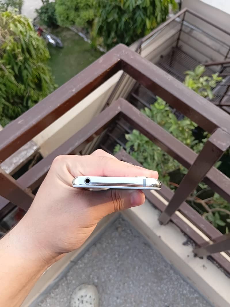 Sharp Aquos R2 5