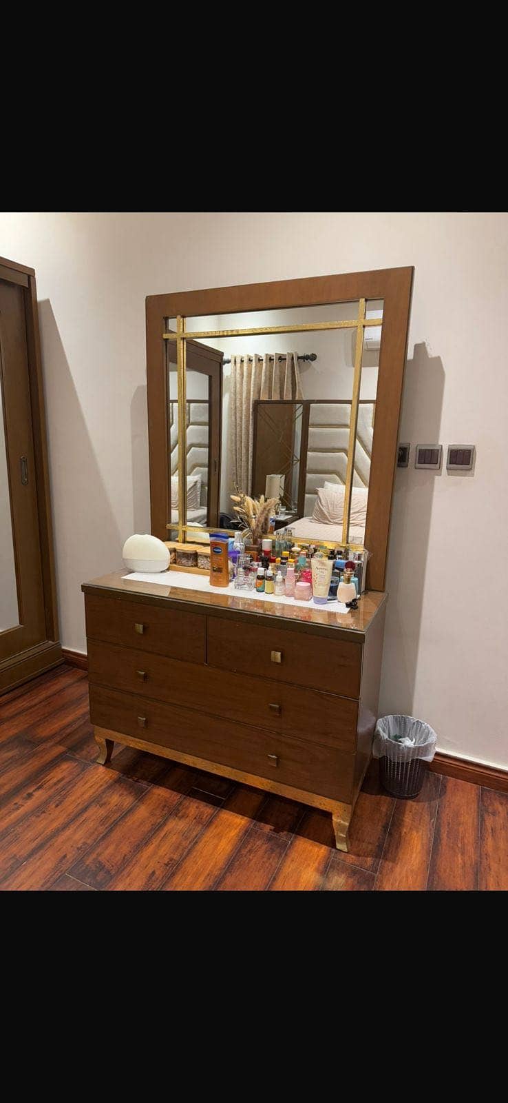 Bed and dressing table 0