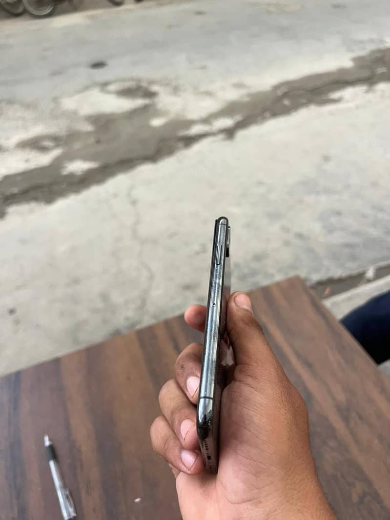 Apple iPhone X 4
