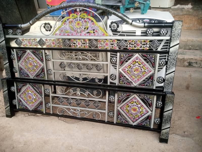almost new bed 0