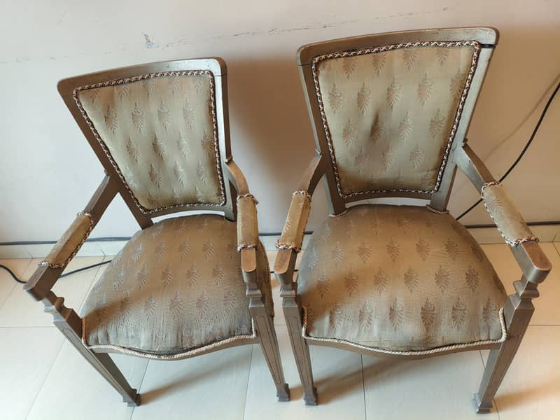 Sitting Chairs 0