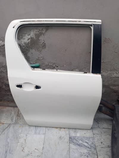 Revo 2021 right fender and door , neat and clean