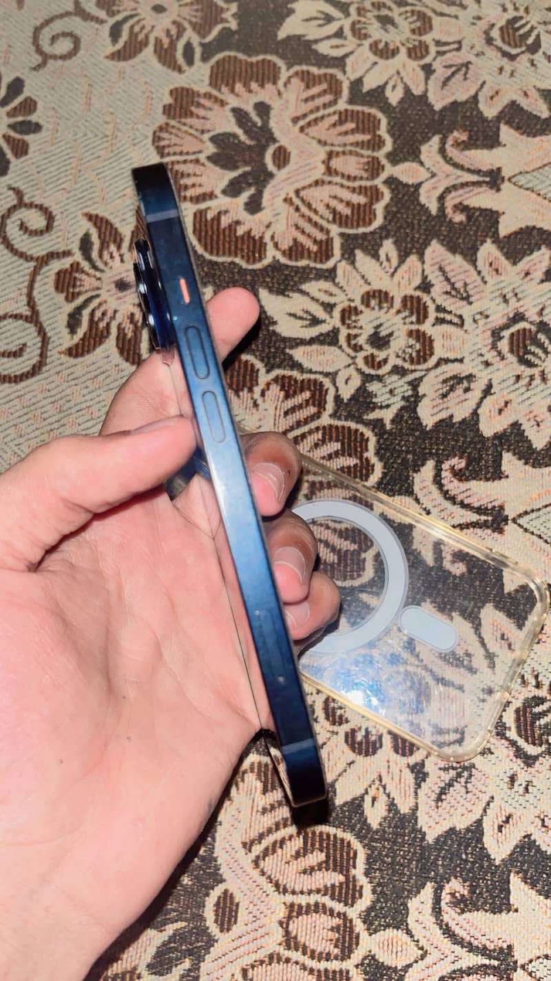 Apple iPhone 14 12