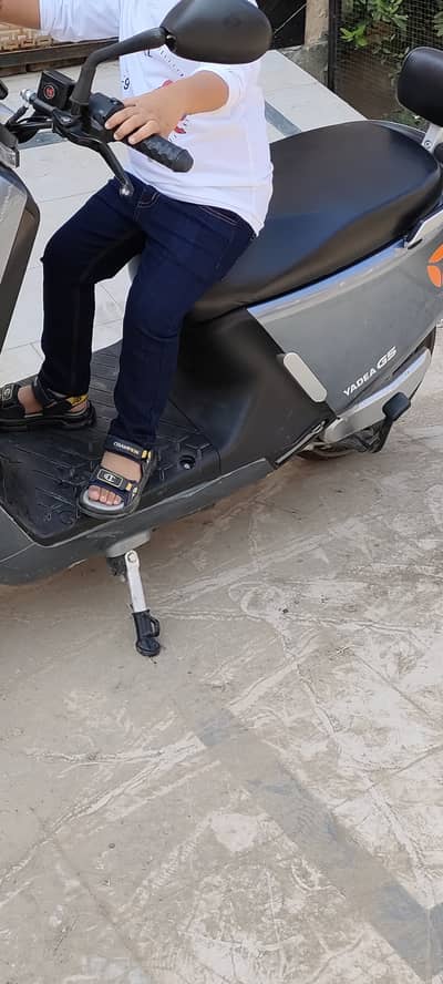 Yadea g5 model Scooty for sale