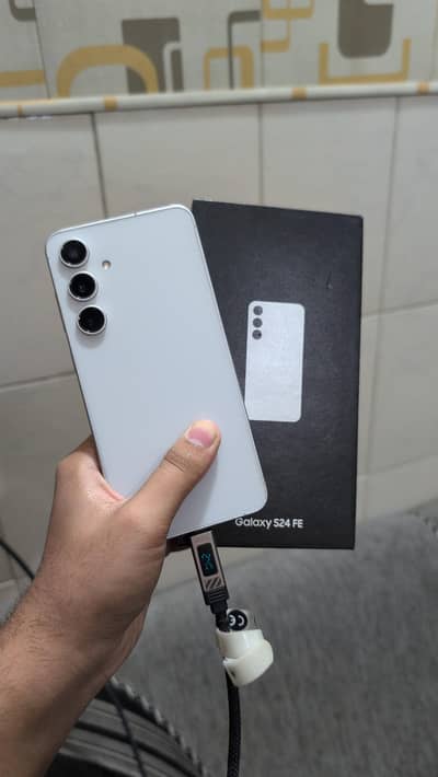 Samsung Mobile S24 fE
