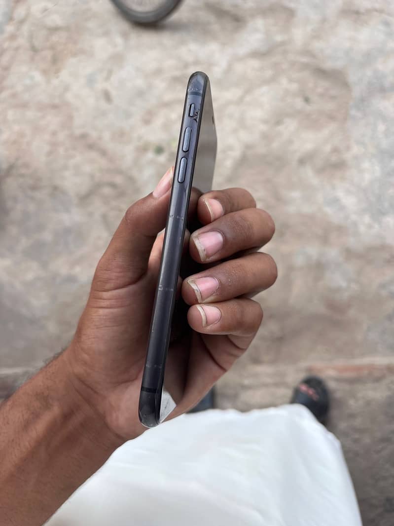 Apple iPhone 11 3