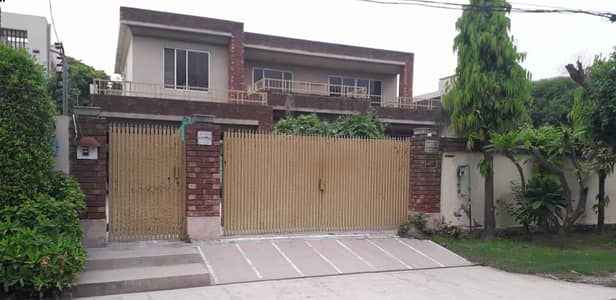 SYED BROTHERS PROUDLY OFFERS: 2-Kanal Elegant And Fully Maintained Old Bungalow Is Available In The Best Block Of DHA Lahore.