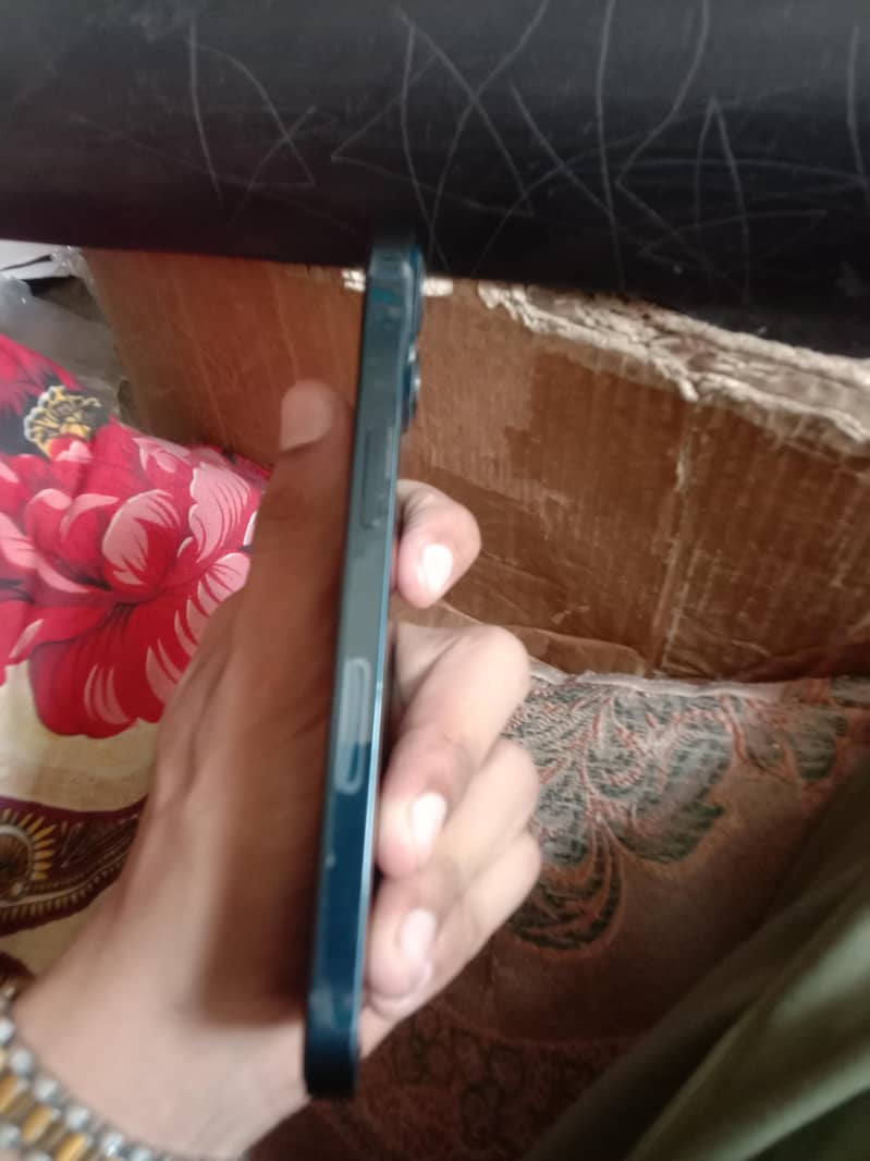 Apple iPhone 13 5