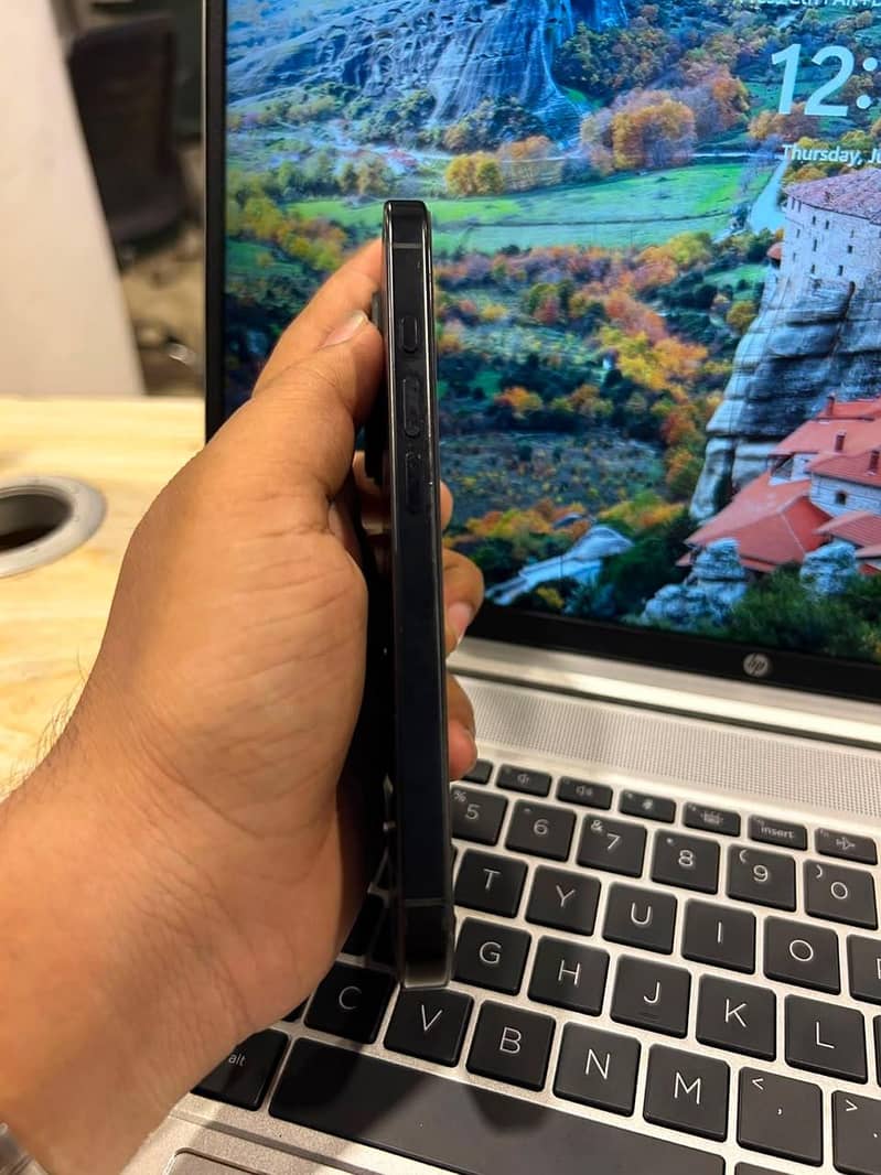 Apple iPhone 16 Pro 0