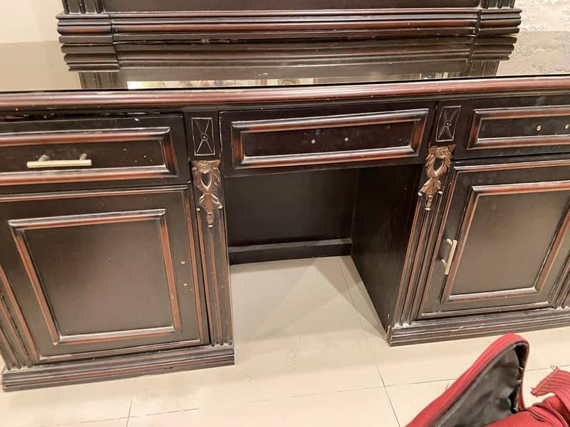 Dressing table with mirror 3