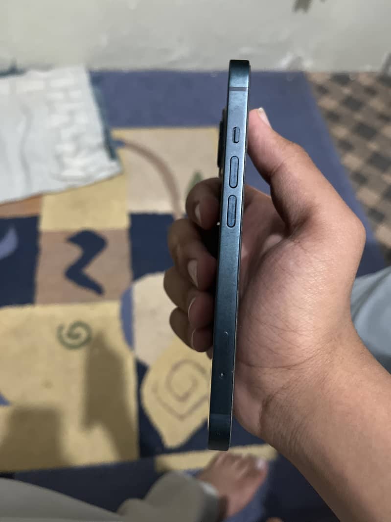 Apple iPhone 13 2