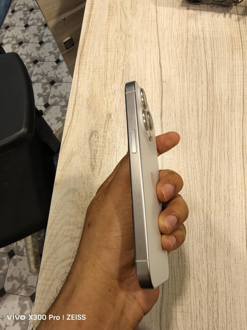 Apple iPhone 15 Pro 4