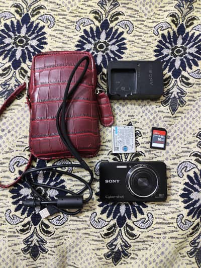 Sony cyber shot 16.1 Mega pixel scratch less condition