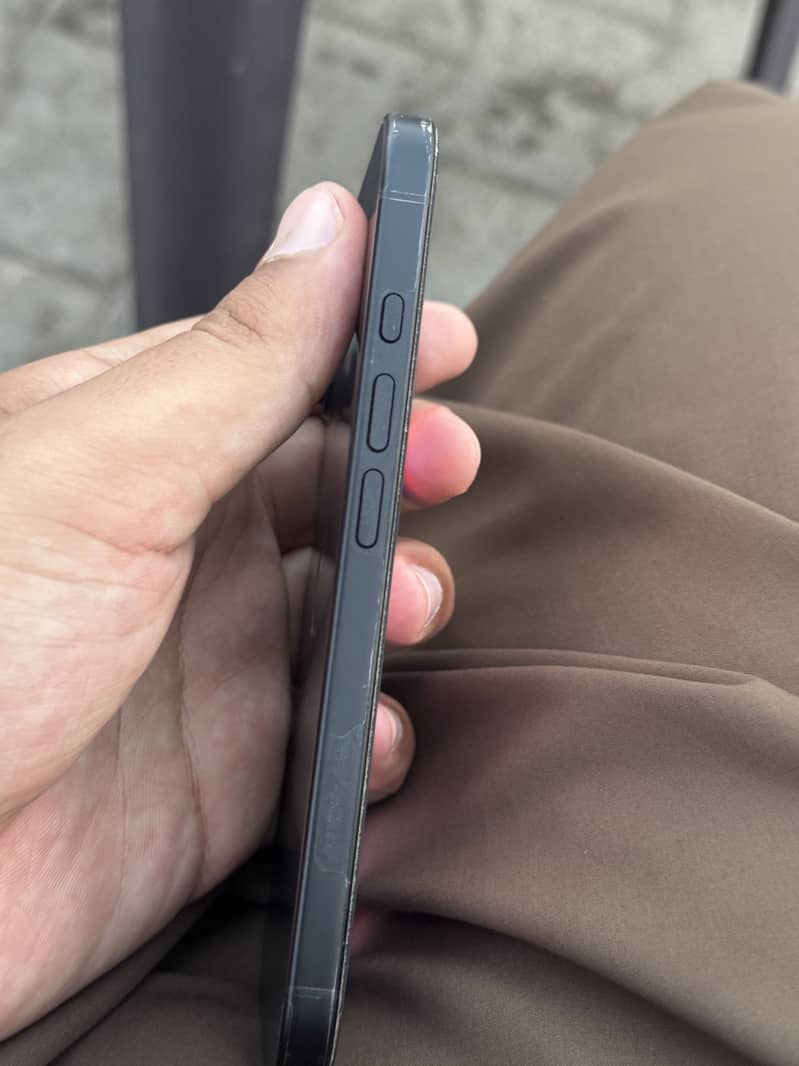 Apple iPhone 16 2